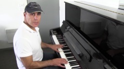 Spiro_Liacos_playing_piano